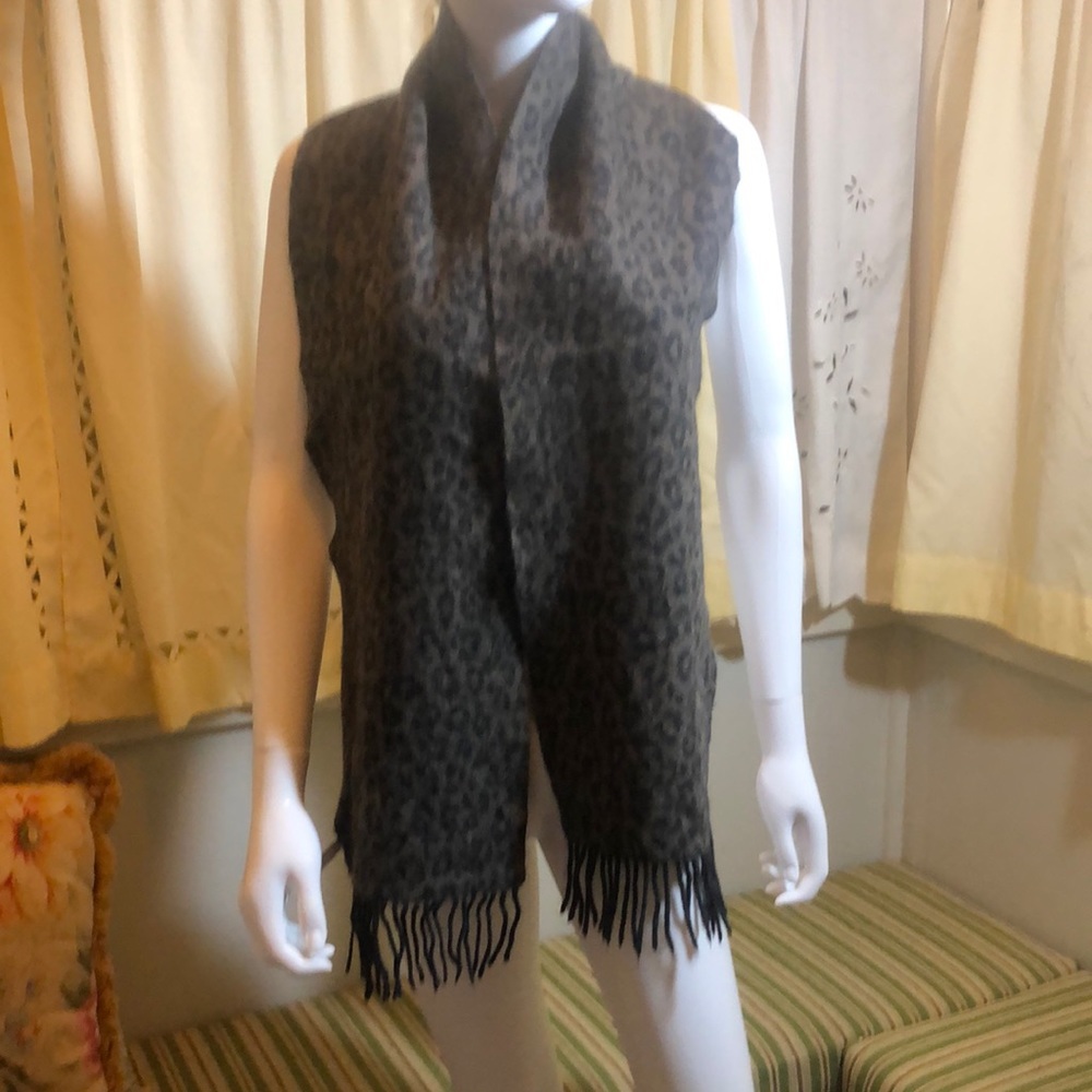 Nordstrom 100%cashmere animal print scarf